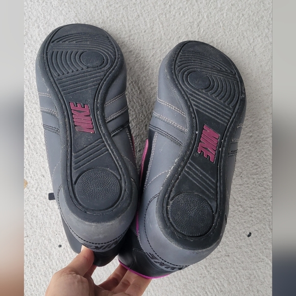 Nike Shoes (9.5) - Picture 6 of 6
